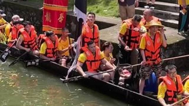 肌肥大不适合划龙舟
上舟前还笑嘻嘻
上去坐下就开始喘了
给自己整笑了
#广东龙舟的癫超乎你想象 
#