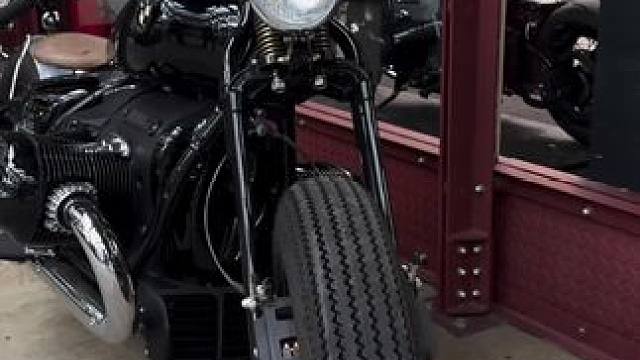 弹簧头的BMW R18 
#宝马r18 #复古巡航 #机车改装 #宝马摩托 #机车