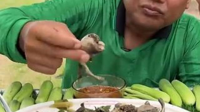 老丈人不在老马就要改善生活，水煮小蛤蟆，一口一只真满口是籽 #户外美食 #咀嚼音 #咀嚼音解压 #太