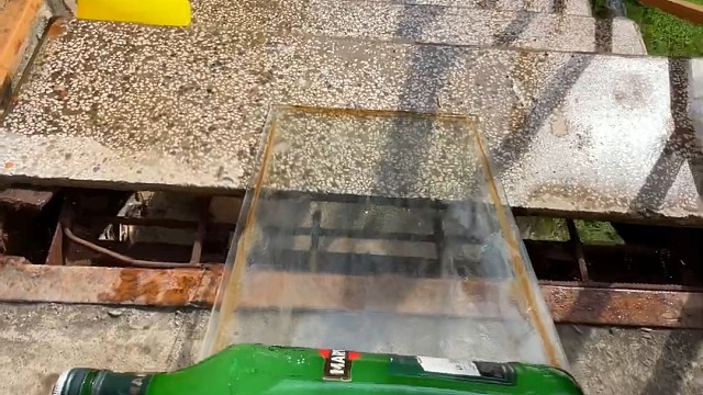 楼梯滚瓶子爆破解压时刻