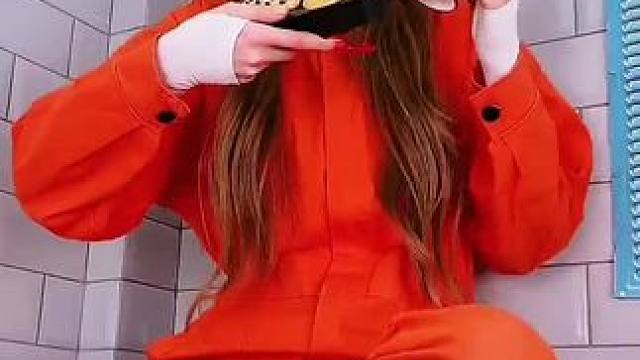 用美甲开锁偷吃保安雪糕，这操作简直太牛了！#看一遍笑一遍 #意想不到的结局 #万万没想到 #在玩一种