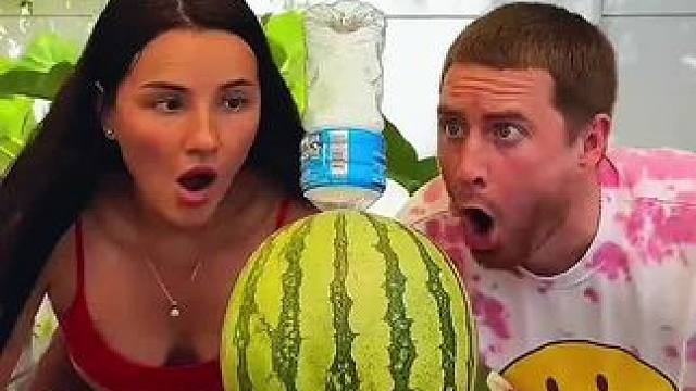 吃西瓜吃出新高度，这操作简直太秀了！ #看一遍笑一遍 #万万没想到 #意想不到的结局 #这操作都看傻