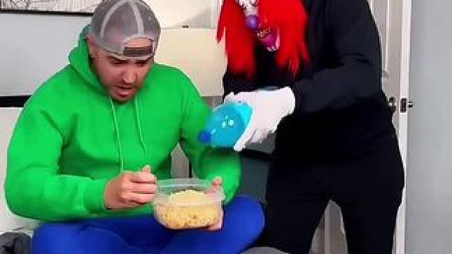 在方便面里面倒入饮料，这吃法简直太奇葩了！ #看一遍笑一遍 #意想不到的结局 #万万没想到 #这操作