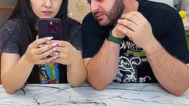 #外国人真会玩 #搞笑配音#原创配音 两夫妻开盲盒点心，看谁的运气好啊