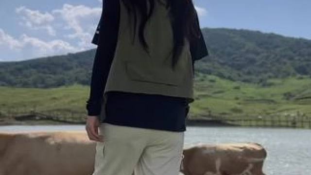 一群年轻人去草地撒欢打卡拍照是什么体验～#蓝天白云绿草地 #治愈系风景 #无滤镜的美 #盖尔佳朵 #