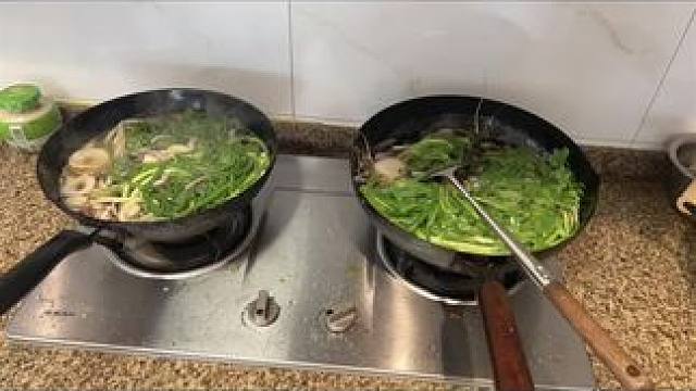 今天熬好的火锅料。没想到小鸡飞在里面，毛毛全是牛油。然后带去洗了澡，瞬间炸毛。#手养鹦鹉 #合法饲养