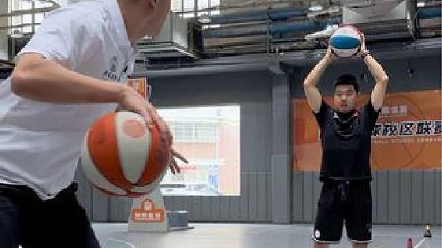 #篮球 #日常训练 #一分钟干货教学 
互动运球结合传球
｜交替胯下单手击地传球
｜交替变向胯下后退