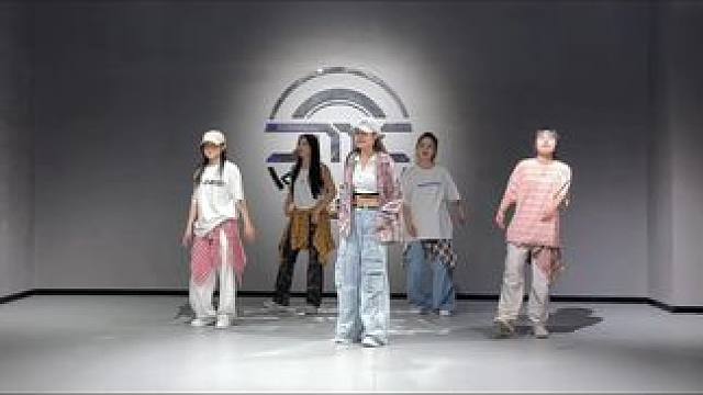 又是一支看着轻松一跳就累厥过去的舞#howsweet #newjean #一学就会系列 #翻跳 #舞