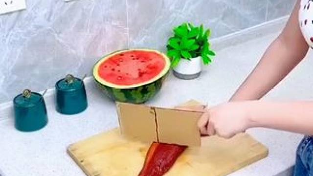 家里菜刀不快了，用这个#小黄鸭磨刀器  磨几下就锋利了#磨刀器  #厨房好物  #实用好物  #生活