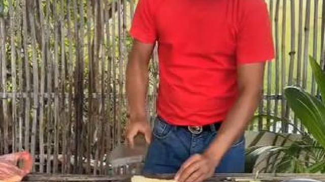 东南亚磊哥教你做水煮辣条
#农村生活 #农村美食 #乡村味道 #深夜放毒