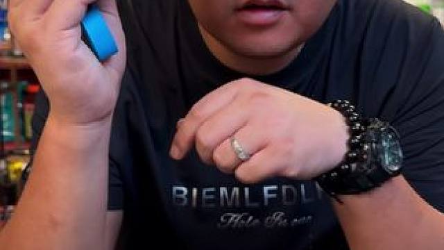 户外钓鱼必备一款失手绳 这是一款可以自动遛鱼的伸缩失手绳，户外钓鱼难免遇到大鱼，带上它就不用在担心。