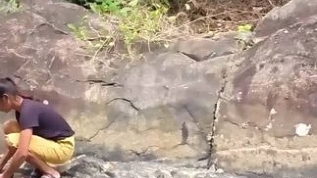 辣鱿鱼沙拉配辣酱作食物，吃起来美味可口 #玩水的季节 #山间小溪 #山野自然 #全地形越野车 #大自