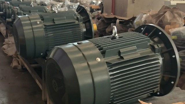 理想是赶路人的月，让人在现实的泥沼中苦苦跋涉