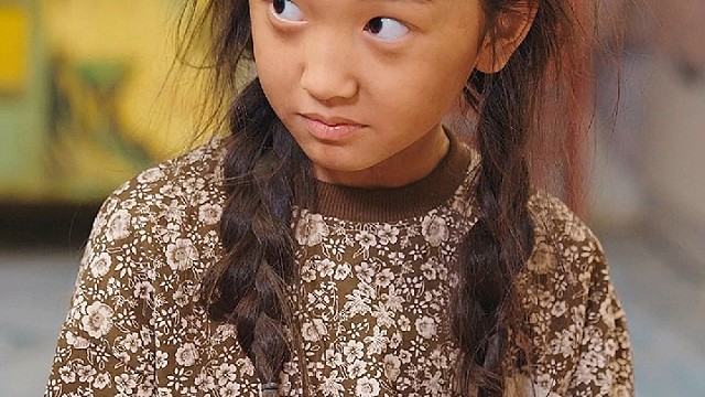 女孩只是吃了一口鸡腿就被爸爸殴打！