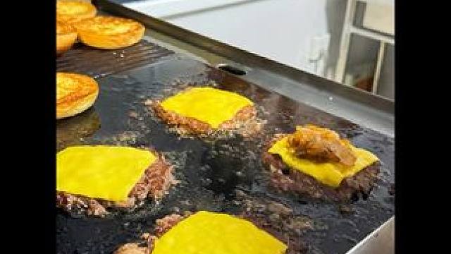 墨塔塔小店筹备中，欢迎各路神仙前来试吃，点赞评论送夏日清爽饮品哦。#汉堡 #妈呀太香了 #吃货日常 