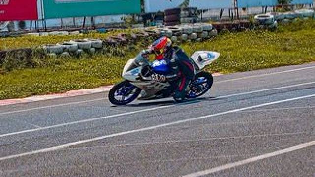 跟偶像小马哥同框了#机车 #赛道 #专业动作请在指导下进行 #川崎ninja400 #雅马哈r25