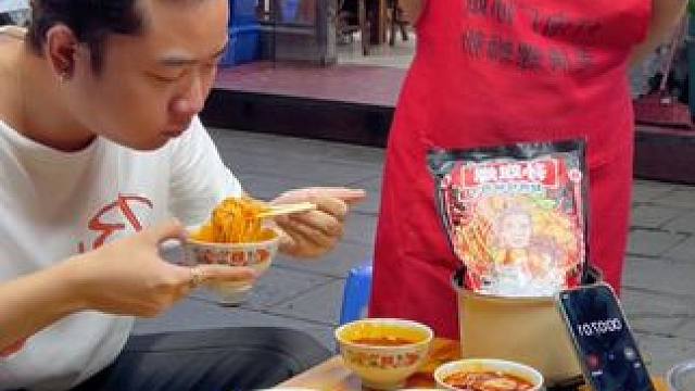 帅哥挑战10碗爆辣~轻轻松松拿走奖励！#螺蛳粉
