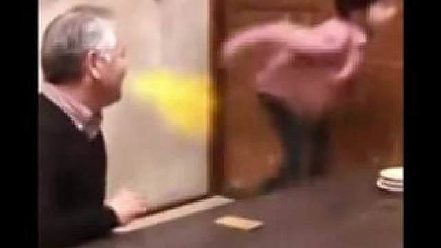 面对口气突然袭击你会选择告诉会是逃避呢 #日本综艺 #魔音工坊配音 #奇葩挑战