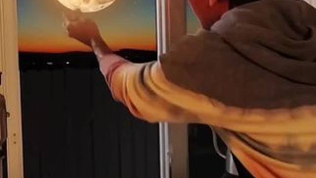 把月亮摘下来当晚餐，这简直太神奇了！ #万万没想到 #意想不到的结局 #这操作都看傻了 #沙雕老外 