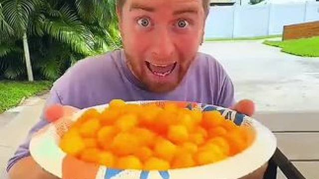 因为零食引发的争执，男子最后直接崩溃了！ #看一遍笑一遍 #意想不到的结局 #万万没想到 #这操作都