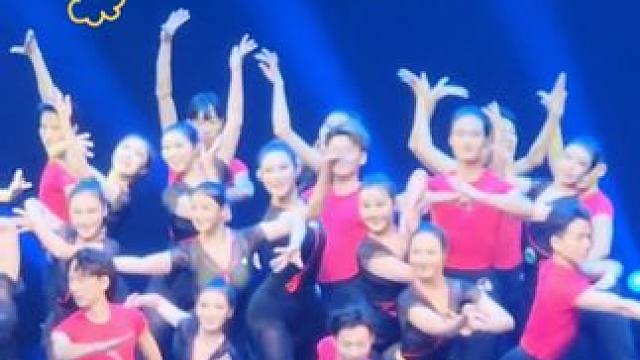 #舞蹈表演 川影舞蹈学院毕业汇报展演。转这么多圈如何不头晕？有没有舞蹈生告知一下 #毕业晚会 #舞蹈