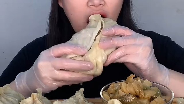 蒸饺 热气腾腾大蒸饺 茴香肉酸菜肉 满满汤汁 嘎嘎香