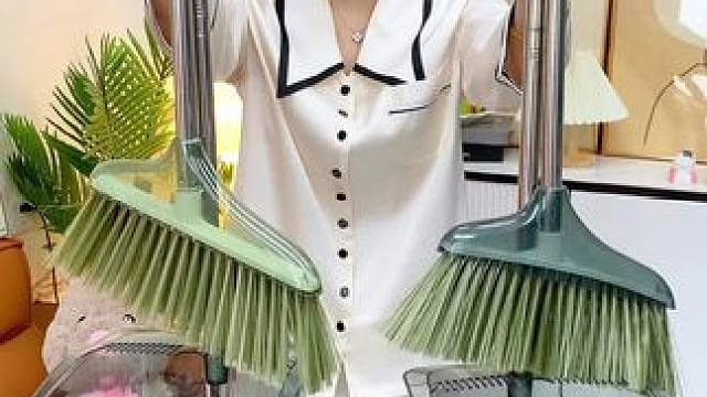 扫地就用这款加长加厚耐用透明扫把簸箕，软毛的不沾头发，还能站立，打扫卫生方便多了#扫把  #打扫卫生