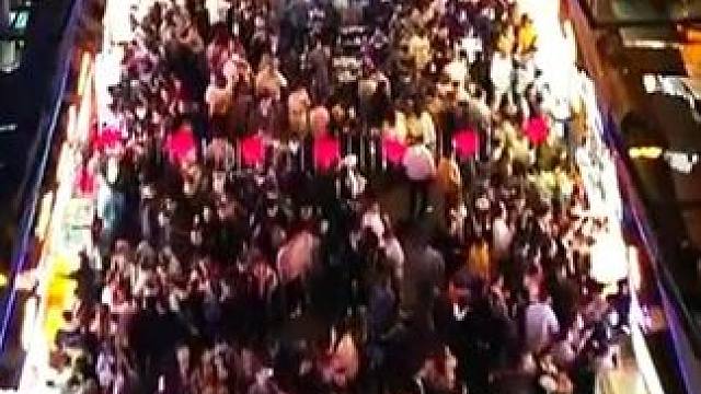 西乡的宝子们，浪漫烟花瀑布与您相遇。6.18-6.24欢乐来袭。#人山人海太热闹了 #亲子游玩好去处