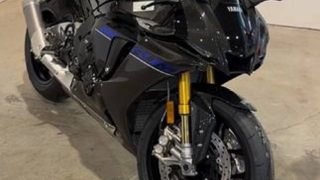 #雅马哈r1m 。#24款雅马哈R1M。有实力的选择这一款车。除了它的十字曲轴发动机之外。这辆车在跑