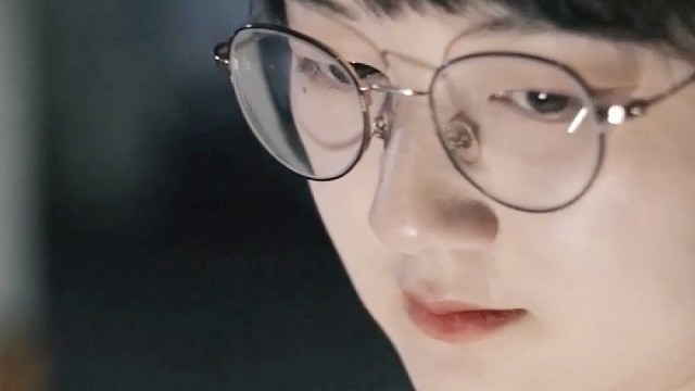 女孩深夜醒来发现怪事！