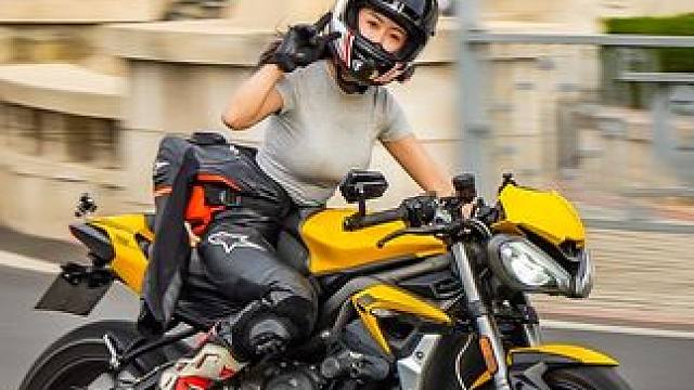 广场机车追焦 视频 解说 #爱机车爱生活 #让骑行成为一种生活 #机车女孩 #摩托车领航计划 #雅马