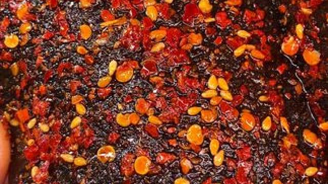 这是小时候经常吃的辣条，还是和小时候味道一样，别看它叫臭干子，实际上一点也不臭！#辣条 #零食推荐 