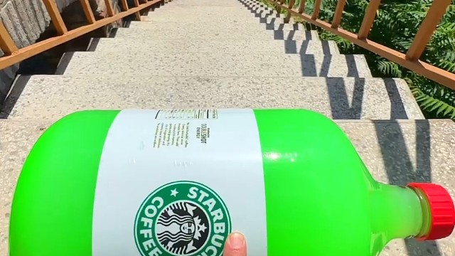 楼梯滚瓶子爆破解压时刻