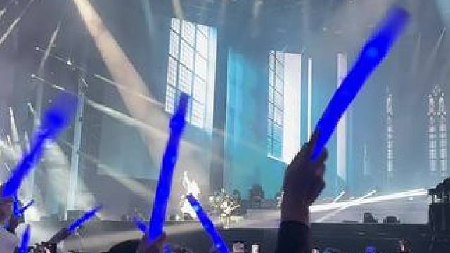 再大的雨也大灭不了青海人的热情 #张信哲西宁演唱会