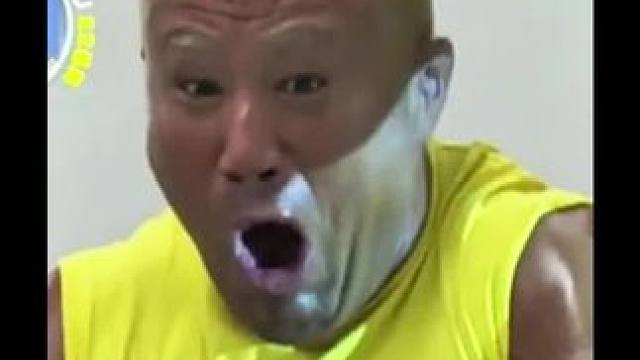 如果在你聚精会神看电视的时候，里面却冲出一个人你会怎么办呢#日本综艺 #奇葩挑战 #趣味挑战