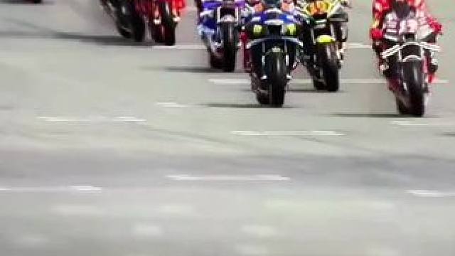 #motogp #摩托车比赛 #压弯压出新高度 #贴地飞行 #封闭场地请勿模仿