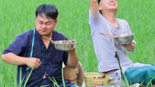 爷爷给松松二毛送来了一顿豇豆大餐，吃着太爽了，你们爱吃豇豆吗？#我的乡村生活 #2024新农人计划 