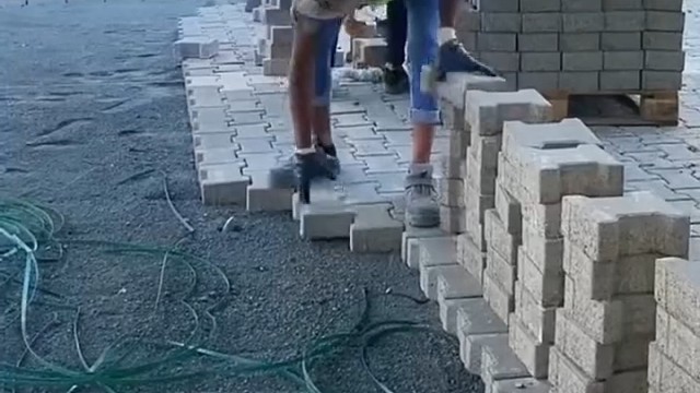 比方砖好，不打滑，不侧翻，花样少，无选择