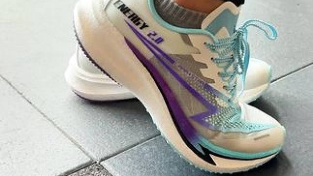 运动的时候一定要穿上专业的运动鞋，这款运动鞋亲肤透气舒适，缓震稳定支撑，日常穿搭走路真舒服呀！#健身