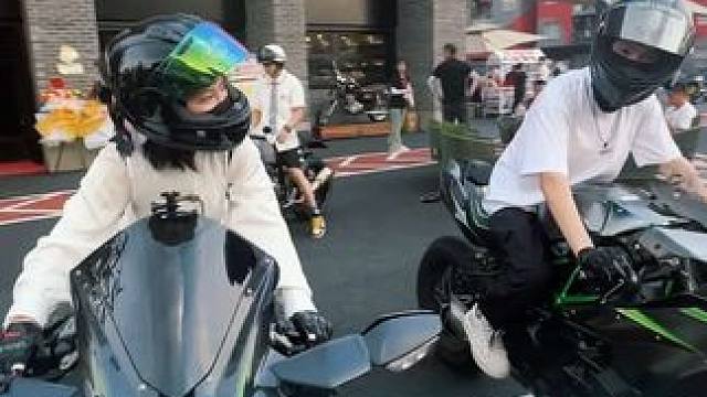 在重逢的街头心跳比我先认出你。#慢捣公元#机车墙#一起享受风和自由