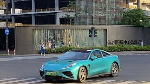 这是哪吒GT吗？这造型我不好说，是不是有点怨肿？#哪吒gt #哪吒gt街拍