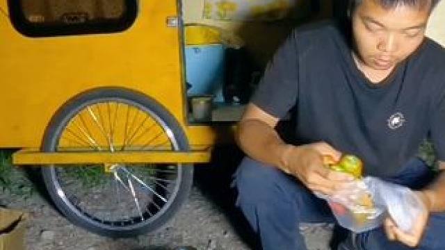 在荒郊野外露营蚊子泛滥成灾，幸好小房车的防蚊效果好不然就惨了 #床车旅行 #风景如画 #最美的风景在