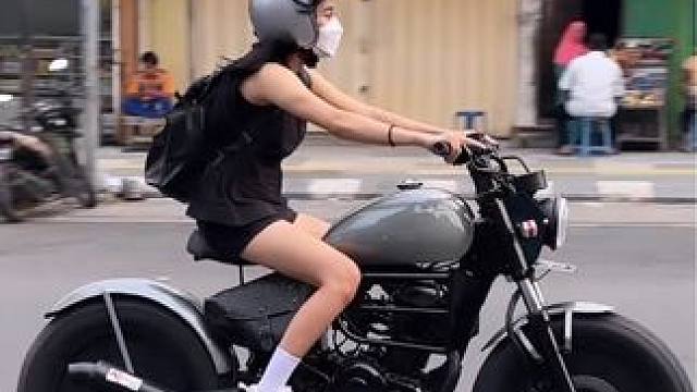 小姐姐通勤的小排量bobber  
#复古机车 #机车改装 #bobber #机车小姐姐 #女骑