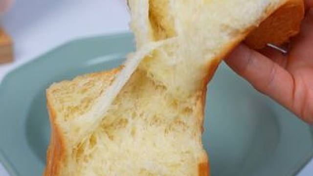 你看这一个吐司有多少层，早餐搭配一杯牛奶，太完美了