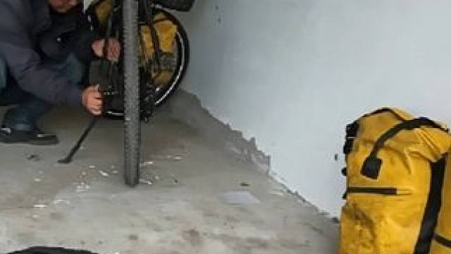 骑行内蒙古，很幸运在下雨前找到成片废弃房躲避大雨，露营过夜#让骑行成为一种生活 #骑行vlog #户