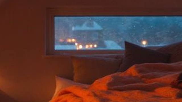 偏远的村庄里，在暴风雪下的温暖小屋，壁炉燃烧，风雪怒号 #白噪音 #助眠声音 #睡眠音乐 #催眠疗愈