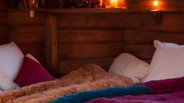 暴风雪肆虐，在温暖小屋里放松入眠，热茶，风雪声，助眠氛围 #白噪音 #助眠声音 #助眠视频 #解压助