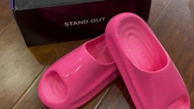 亚束家新款运镜拖鞋真的是帅麻了！妥妥的潮流单品！喜欢的兄弟们可以冲！#踩屎感拖鞋 #拖鞋 #好穿不累