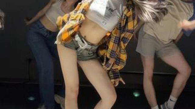 啊哈哈！没想到吧，我又跳摆尾啦
#摆尾 #泫雅 #感觉至上 #韩舞翻跳