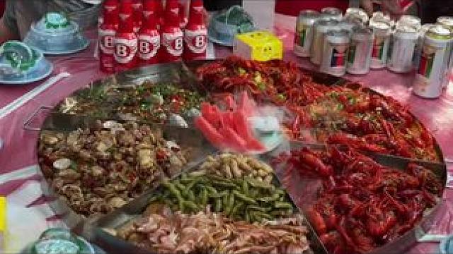 又到了吃小龙虾的时候，快来品尝美味吧，洮源记家宴团购活动99元享尝鲜双人餐，199元享八宫格小龙虾4